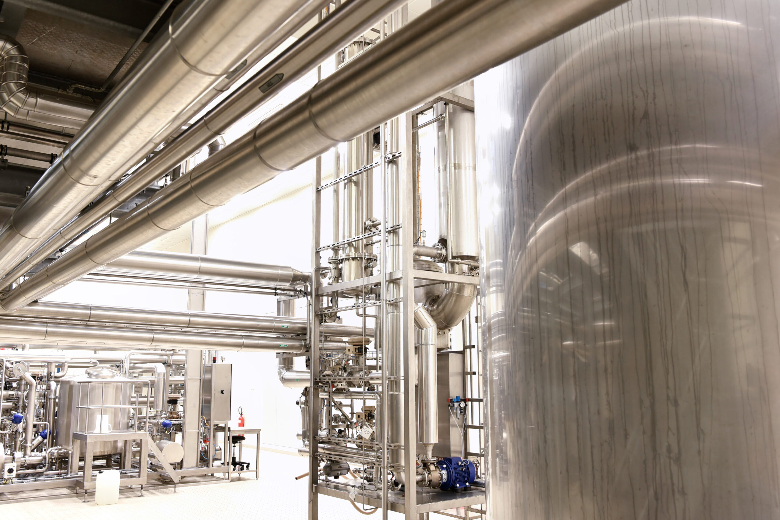 Medizintechnik: Ausstattung einer pharmazeutischen Anlage mit Edelstahlkesseln und Rohrleitungen // Medical technology: equipping a pharmaceutical plant with boilers &amp; pipelines